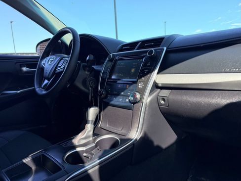 Used 2017 Toyota Camry SE w/ Moonroof Package FWD image 14