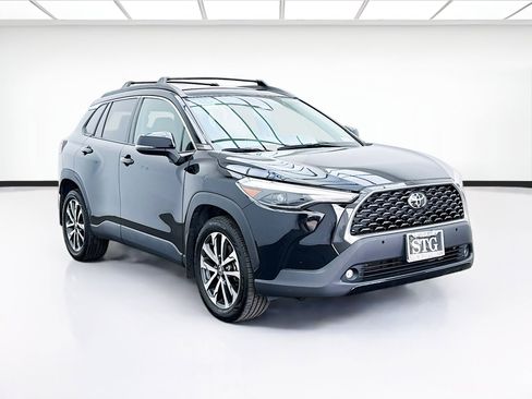Used 2023 Toyota Corolla Cross XLE image 3