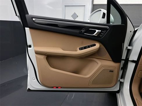 Used 2024 Porsche Macan image 7