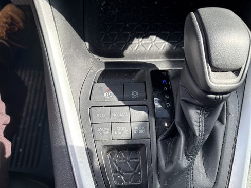 Used 2022 Toyota RAV4 XLE image 19