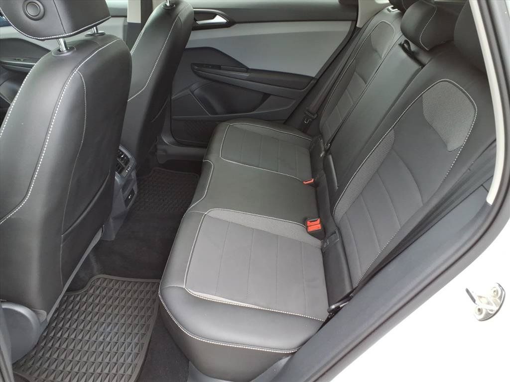 Used 2022 Volkswagen Taos SE w/ Panoramic Sunroof Package FWD image 13