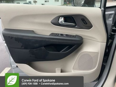 Used 2024 Chrysler Pacifica Touring-L image 24
