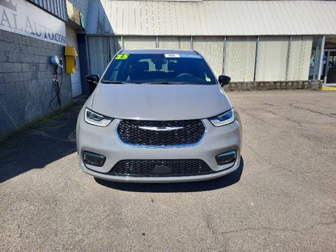 Used 2025 Chrysler Pacifica Select FWD image 4