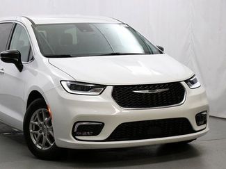 Used 2024 Chrysler Pacifica Touring-L video 2