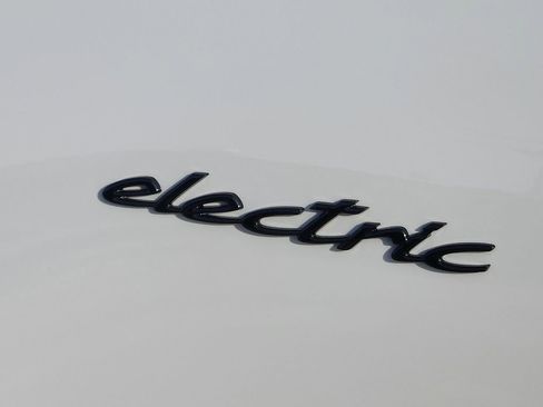 New 2026 Porsche Macan 4 Electric image 23