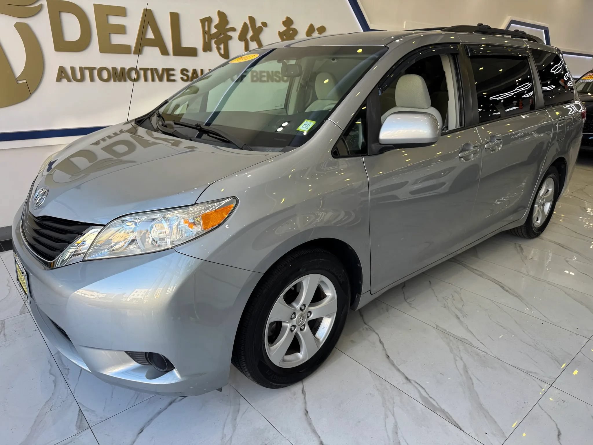 Used 2012 Toyota Sienna LE FWD image 4