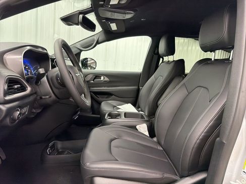 New 2026 Chrysler Pacifica Select image 11