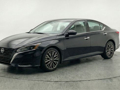Used 2025 Nissan Altima 2.5 SV FWD image 3
