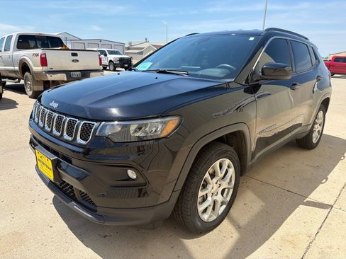 Used 2023 Jeep Compass Latitude AWD/4WD image 4