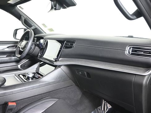 Used 2023 Jeep Wagoneer L Series II image 14