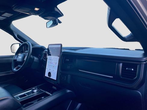 Used 2024 Ford Expedition Platinum image 32