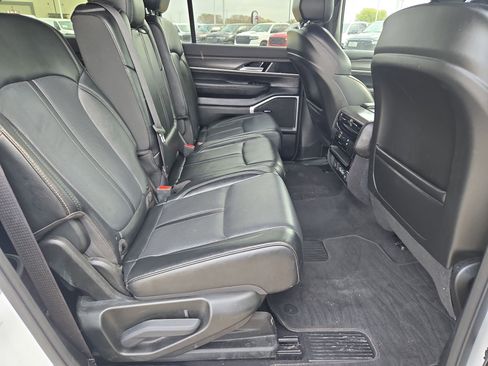 Used 2024 Jeep Wagoneer L Series II image 25