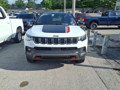 Used 2025 Jeep Compass Trailhawk AWD/4WD image 2