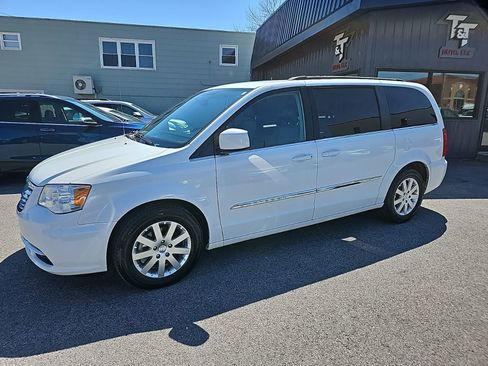 Used 2016 Chrysler Town & Country Touring image 2