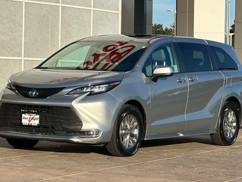 Used 2022 Toyota Sienna XLE image 10