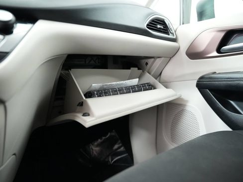 Used 2022 Chrysler Voyager LX FWD image 43