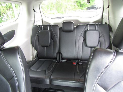 Used 2024 Chrysler Pacifica Touring-L FWD image 24