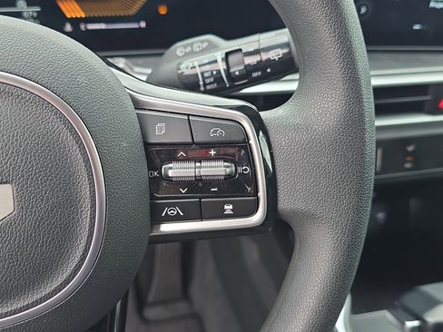 Certified 2025 Kia Sorento LX image 33
