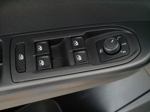 Certified 2022 Volkswagen Taos SE w/ Panoramic Sunroof Package AWD/4WD image 19