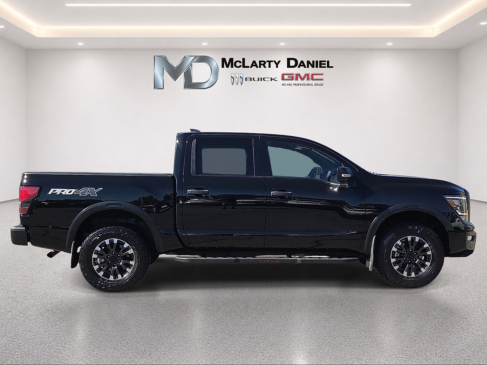 Used 2023 Nissan Titan PRO-4X w/ Pro-4x Convenience Package AWD/4WD image 15