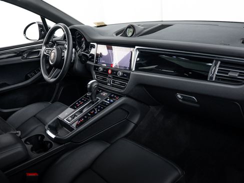 Certified 2023 Porsche Macan AWD/4WD image 12