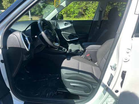 Used 2024 Kia Soul LX w/ Option Group 015 FWD image 21