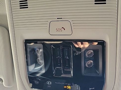 Certified 2025 Volkswagen Tiguan SE image 9