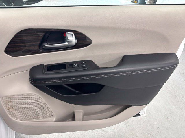 Used 2023 Chrysler Pacifica Limited FWD image 29