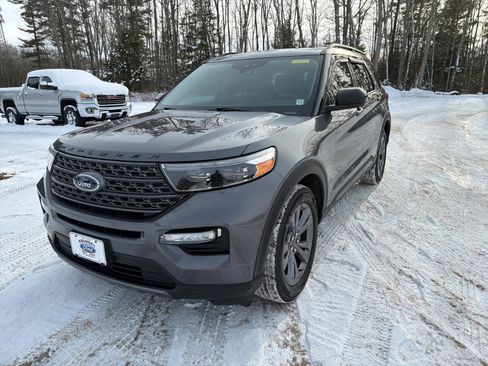 Certified 2022 Ford Explorer XLT w/ Equipment Group 202A image 3