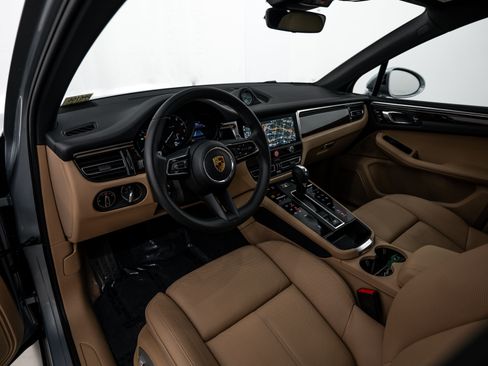 Certified 2024 Porsche Macan AWD/4WD image 4