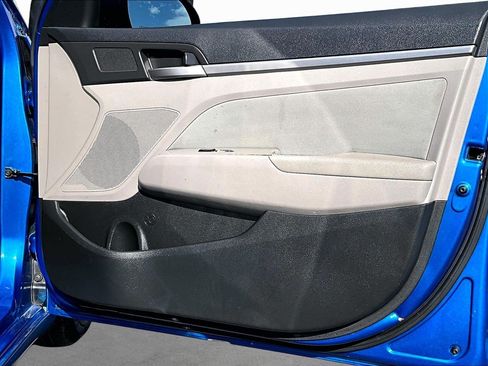 Used 2017 Hyundai Elantra SE FWD image 18
