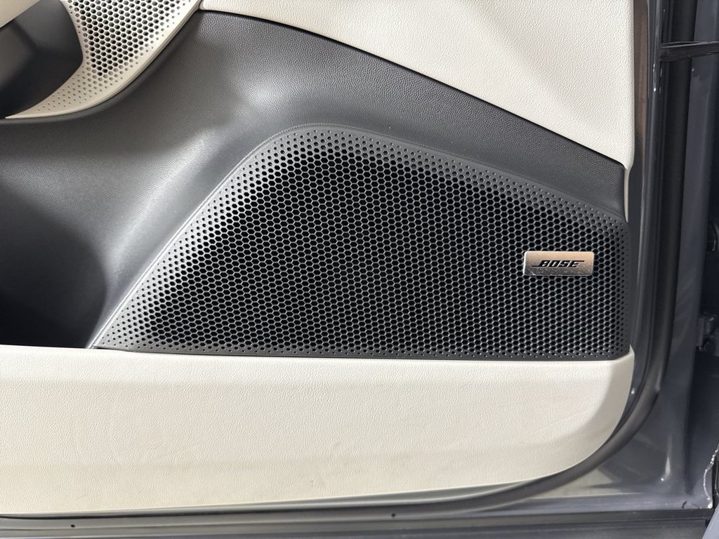 Certified 2025 Porsche Macan Electric RWD image 36
