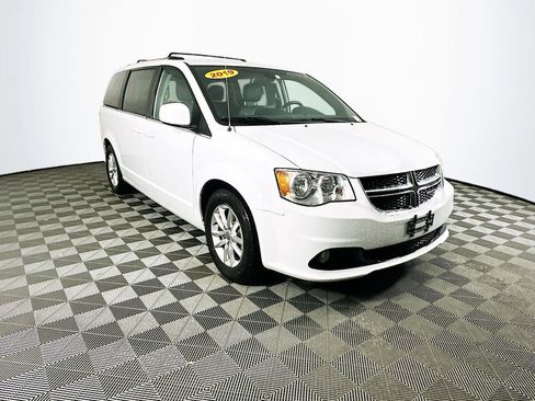 Certified 2019 Dodge Grand Caravan SXT image 2