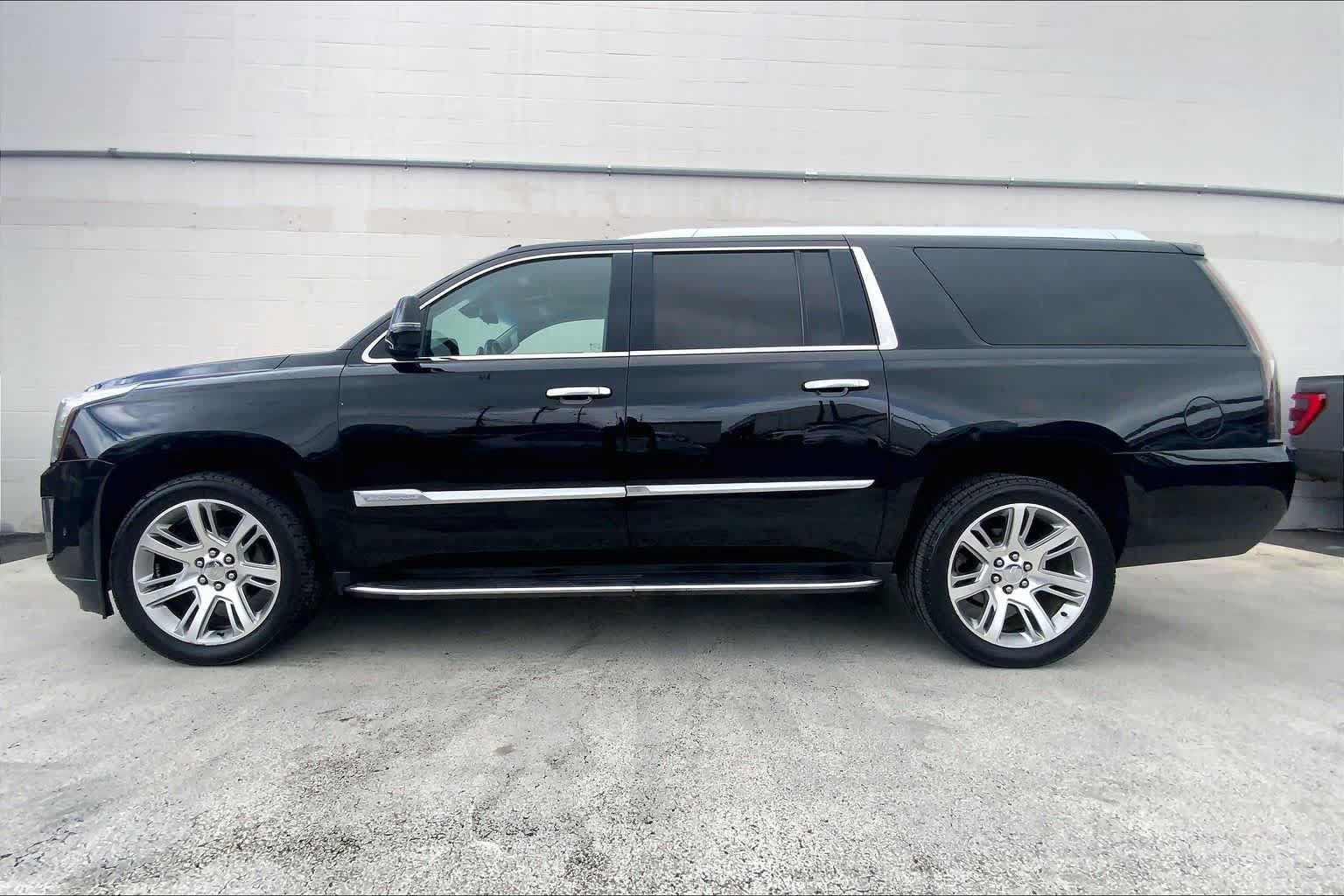 Used 2019 Cadillac Escalade ESV Luxury AWD/4WD image 3
