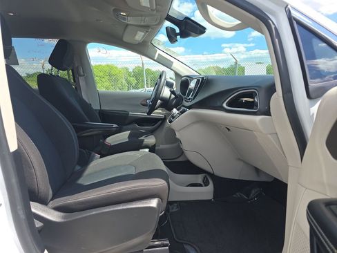 Used 2022 Chrysler Voyager LX FWD image 7