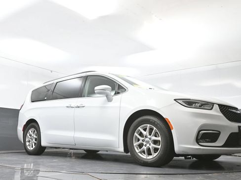 Used 2022 Chrysler Pacifica Touring-L FWD image 47