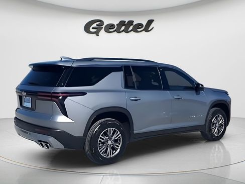 Used 2025 Chevrolet Traverse LT image 8