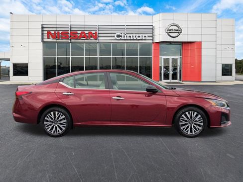 Used 2025 Nissan Altima 2.5 SV FWD image 2