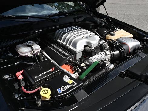 Used 2016 Dodge Challenger SRT Hellcat RWD image 15