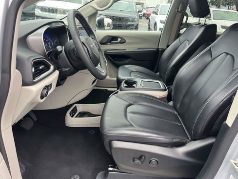 Used 2023 Chrysler Pacifica Touring-L FWD image 15