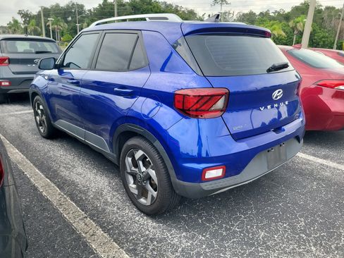 Used 2022 Hyundai Venue Limited FWD image 11