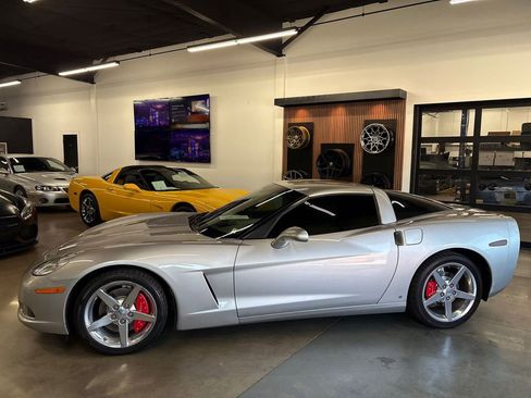 Used 2006 Chevrolet Corvette Coupe w/ Preferred Equipment Group RWD image 4