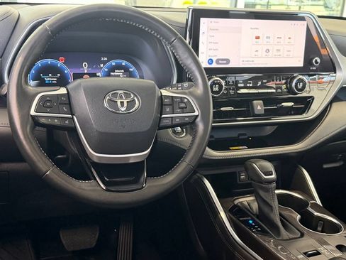 Used 2023 Toyota Highlander Platinum FWD image 32