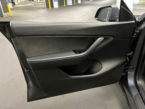 Used 2021 Tesla Model Y Long Range image 16