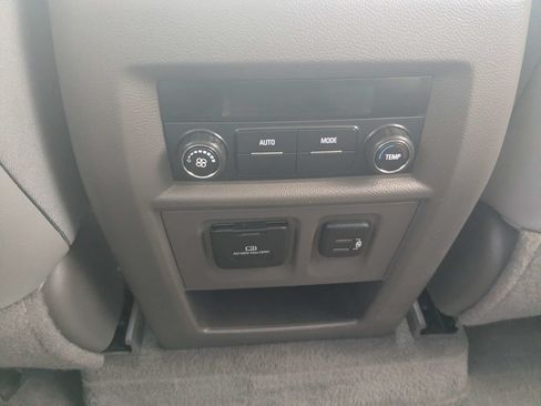 Used 2019 Chevrolet Traverse LT w/ LT Premium Package FWD image 18