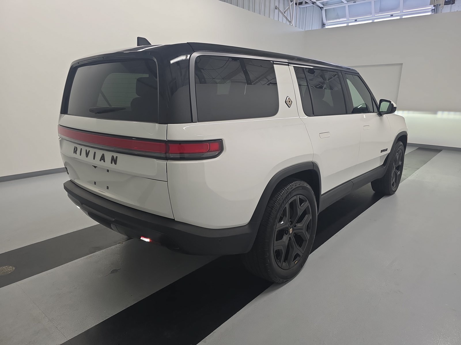 Used 2025 Rivian R1S Adventure Dual AWD/4WD image 5