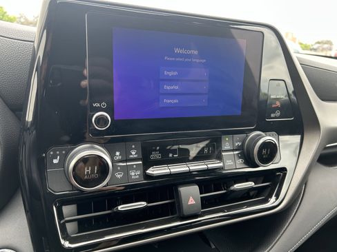 Used 2023 Toyota Highlander XLE AWD/4WD image 31