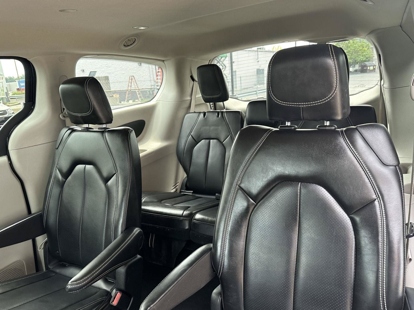 Used 2023 Chrysler Pacifica Touring-L FWD image 27