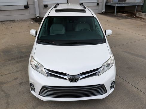 Used 2020 Toyota Sienna XLE FWD image 24