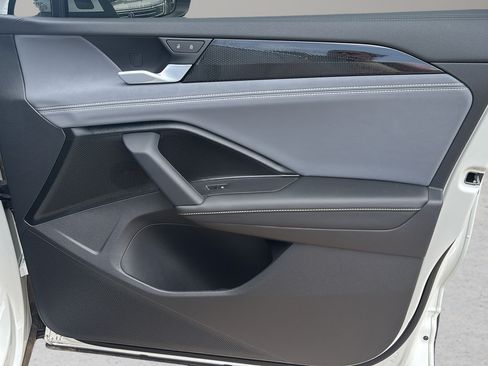 New 2026 Volkswagen Tiguan SE FWD image 10